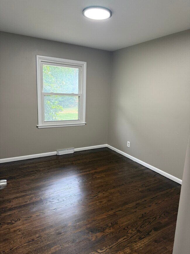 Building Photo - 5546 N Woodland Ave