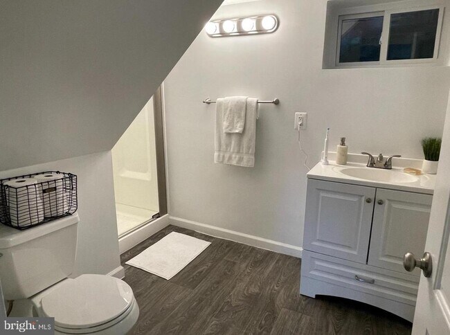 Building Photo - 3616 Oval Dr