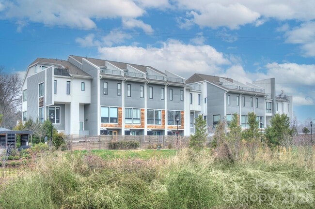 Building Photo - 2737 Shenandoah Ave