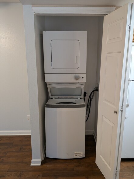 Building Photo - 12304 W Cross Dr