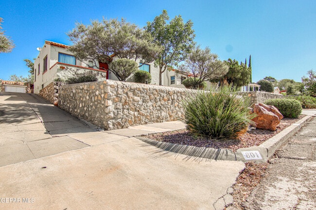 Building Photo - 801 McKelligon Dr
