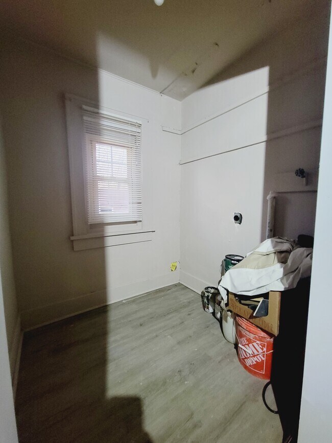 MF Laundry - 1010 Burgess Ave
