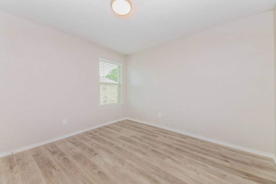 Building Photo - 2609 Hutchins Dr