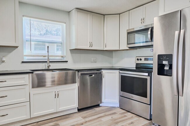 Building Photo - 395 Aurora Boulevard