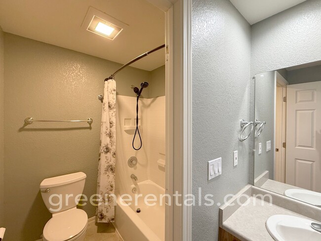 Building Photo - 2BR/1.5BA 3rd Floor Condo Overlooking Sinclair Inlet