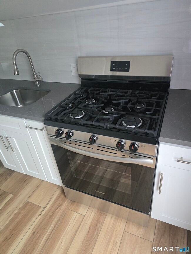 Building Photo - 530 Jane St