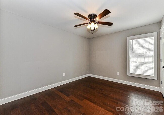 Building Photo - 704 N Main St