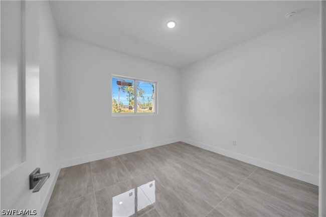 Building Photo - 828 Genoa Ave S