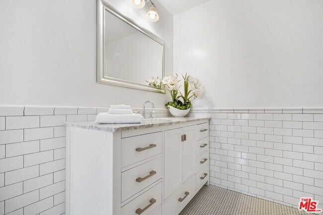 Building Photo - 23057 Sylvan St