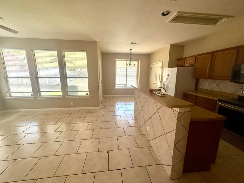 Building Photo - 4115 Dunn Oak Dr