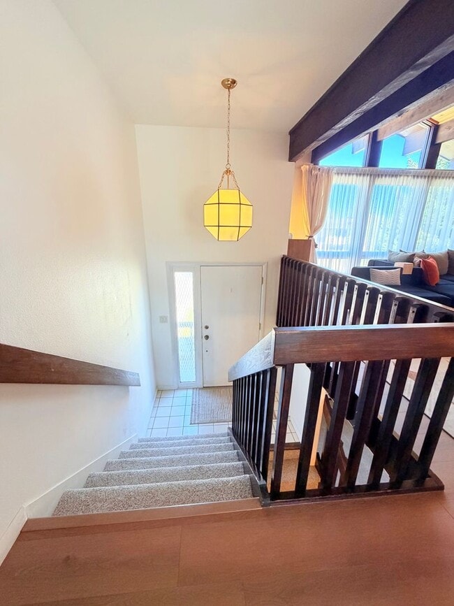 Building Photo - Beautiful Spacious Fox Farm Home
