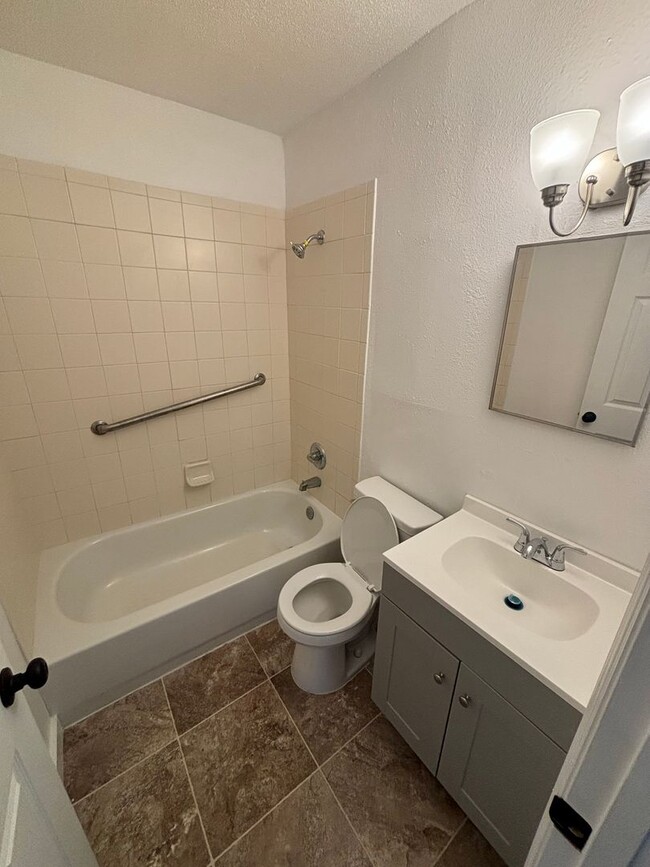 Building Photo - Freshly Renovated 3x1! Fully Fenced in Yar...