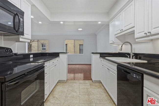 Building Photo - 435 N Oakhurst Dr