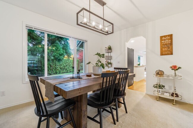 Building Photo - Lovely 3 Bedroom + Bonus Room with Spaciou...