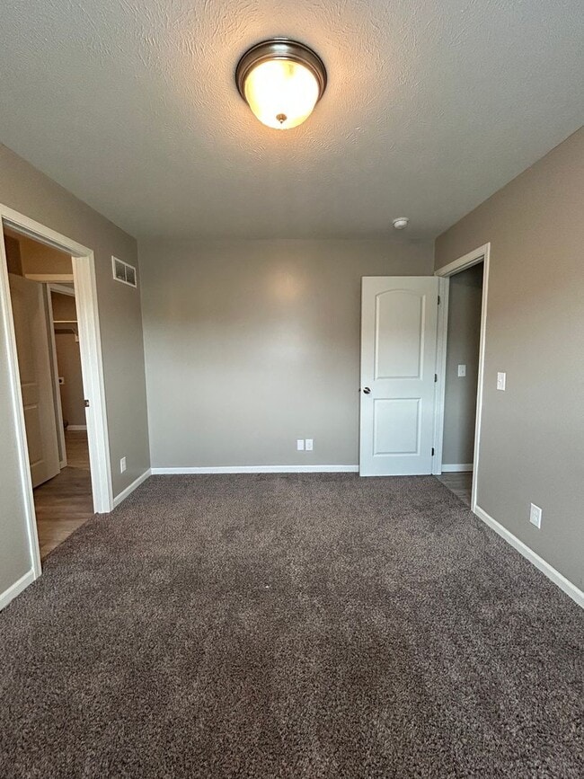 Building Photo - Spacious 4 Bedroom Duplex Near Village Pointe