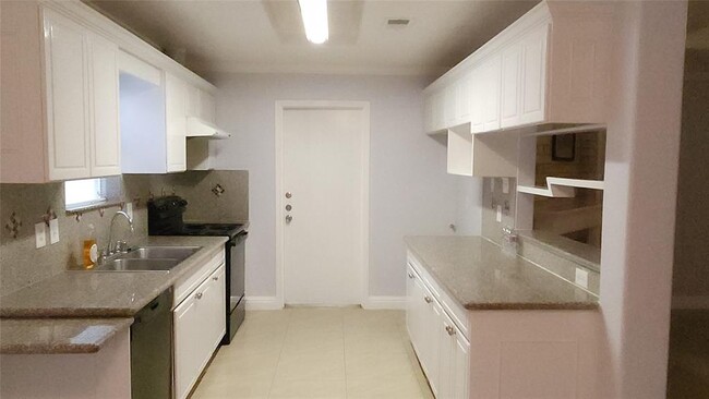 Building Photo - 10406 Huntington Dale Dr