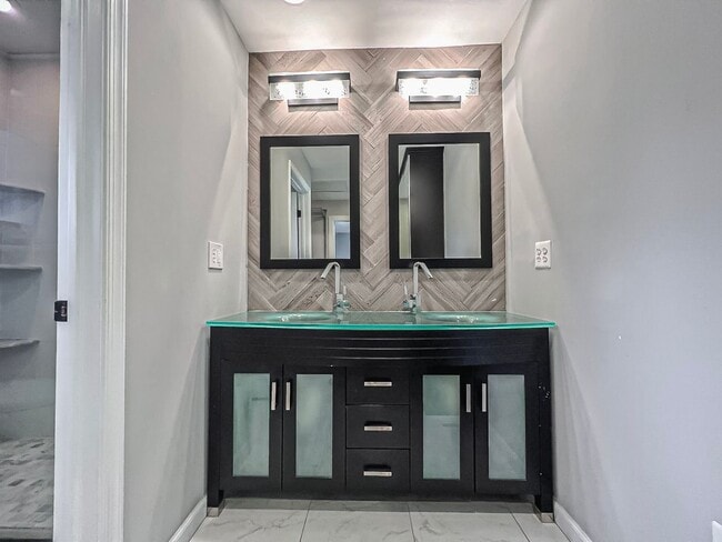 Building Photo - Magnificent 5 Bed 3 Bath Colonial Home Sit...