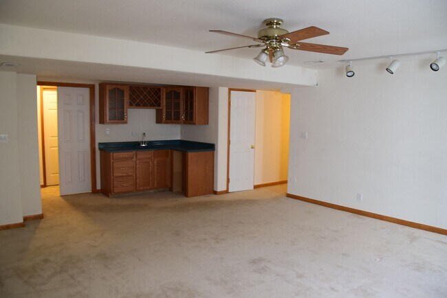 Building Photo - Beautiful 5 bedroom home w/ 3 car garage in Littleton
