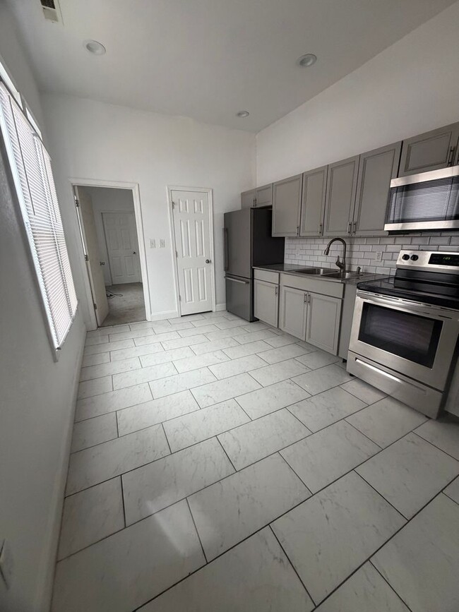 Building Photo - 2 Bedroom 1 Bath unit located in South End of Saint Joseph Mo