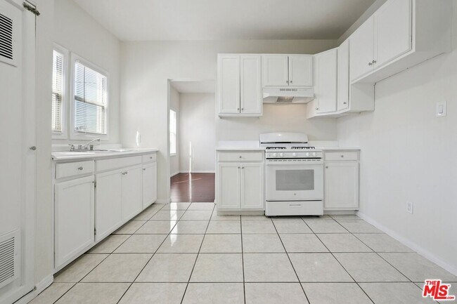 Building Photo - 1464 3/8-1464 W 35th Pl