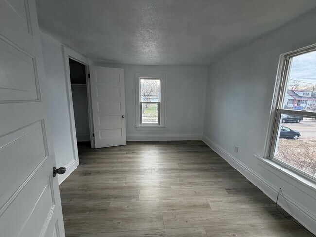 Building Photo - Spacious 4 Bedroom home