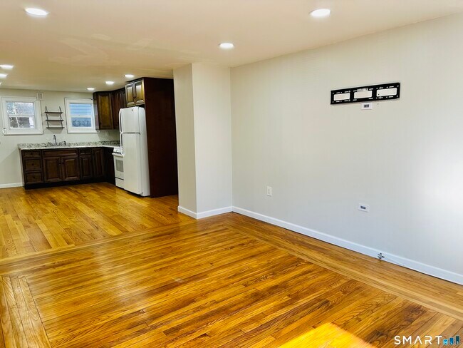 Building Photo - 49 Pleasant St