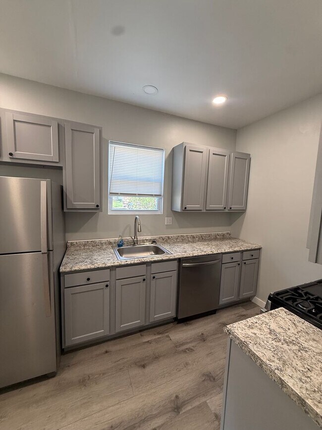 Building Photo - 519 Roup St