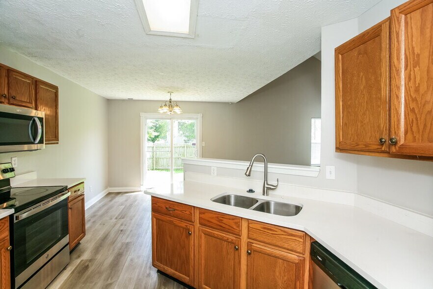 Building Photo - 4487 Connaught Dr E
