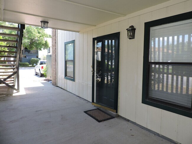 Building Photo - Easy access to interstate, shopping & down...