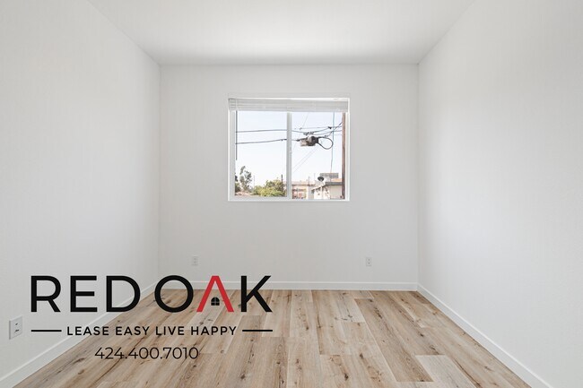 Building Photo - 11956 1/2 Vanowen St