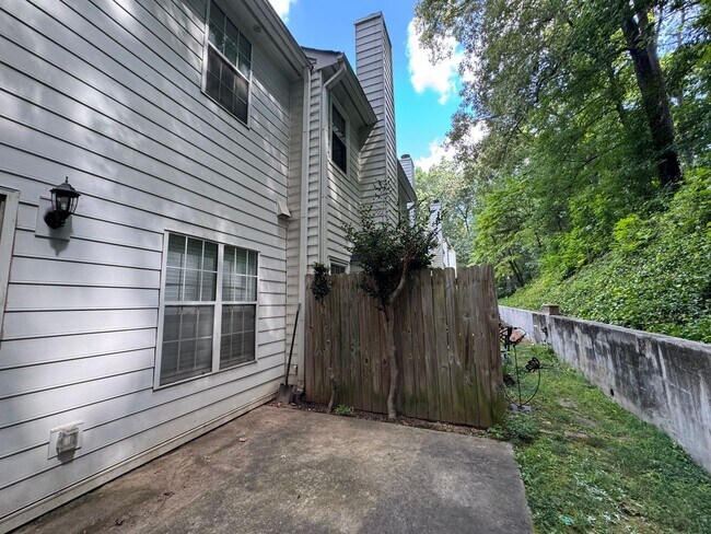 Building Photo - Nice Brick 2/2.5 Townhome in Atlanta- $2,750