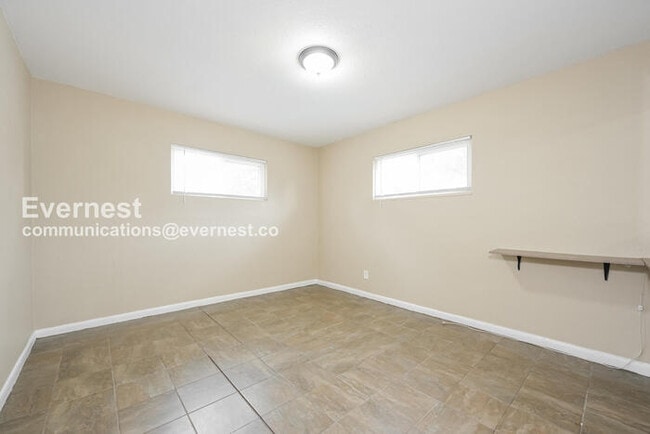 Building Photo - 3 Bed, 2 Bath Home with Fenced Yard / Available Soon!