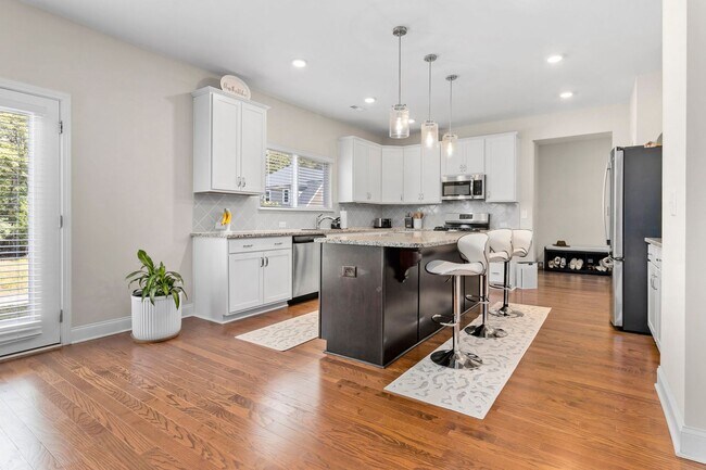 Building Photo - 6508 Satjanon Dr