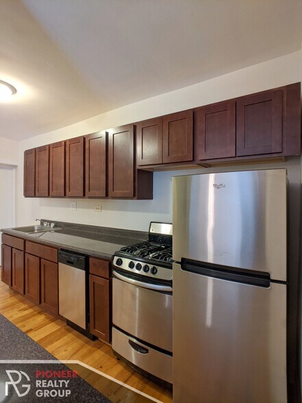 Building Photo - 813 W Cornelia Ave