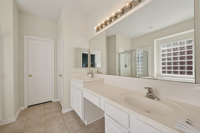 Building Photo - 23730 River Pl Dr