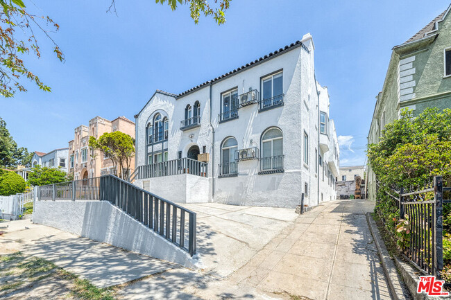 Building Photo - 132 S Kenmore Ave