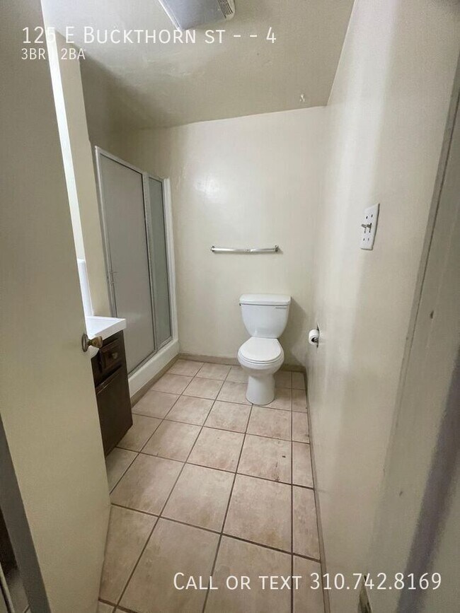 Building Photo - 125 E Buckthorn St