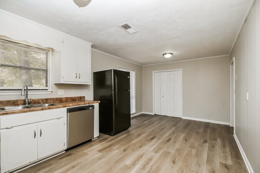 Building Photo - 9050 Spillers Dr SW