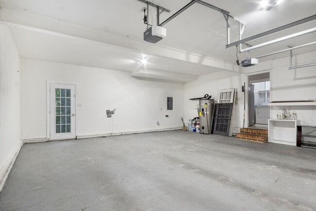 Building Photo - Beautifully Refreshed 4 Bedroom 3 Bath Col...