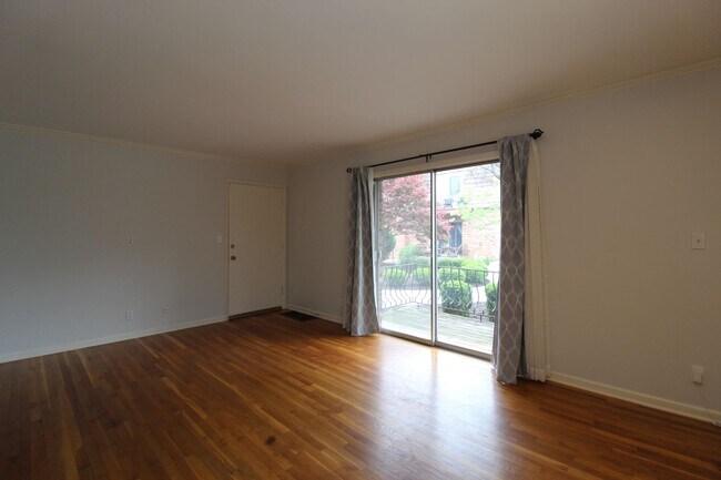 Building Photo - May free on this 2 br 1 bath apartment in the West Plaza  area