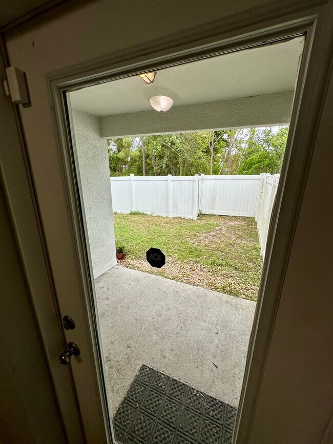 Building Photo - 2027-2029 Guava Dr