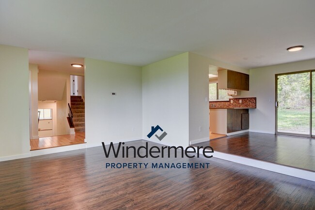 Building Photo - 3-bedroom, 2.5-bathroom With Private Beach Access