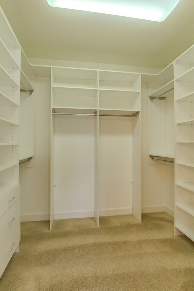 Building Photo - 4Bd/4Ba Seattle Home