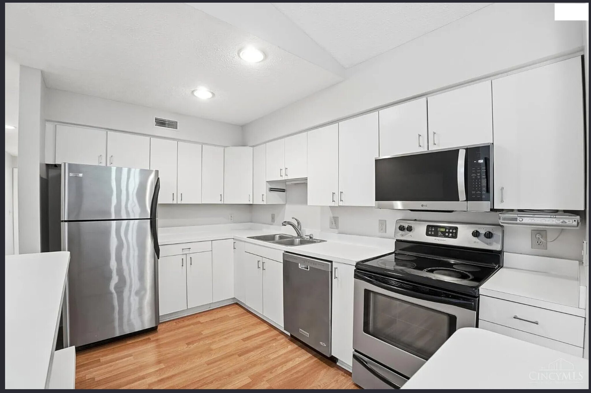 Building Photo - 3029 Stratford Ct