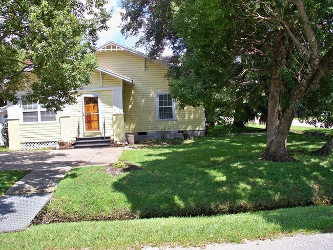 Primary Photo - Beautiful Bungalow with heart-of-pine floors