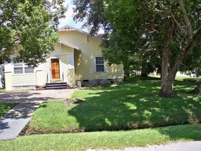 Building Photo - Beautiful Bungalow with heart-of-pine floors