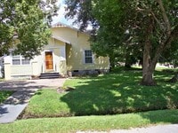 Building Photo - Beautiful Bungalow with heart-of-pine floors