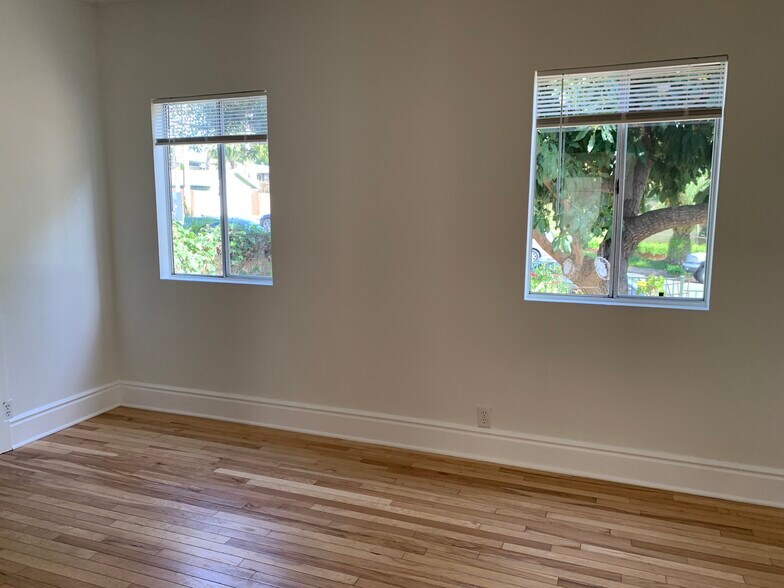 Building Photo - 704 N Clementine St