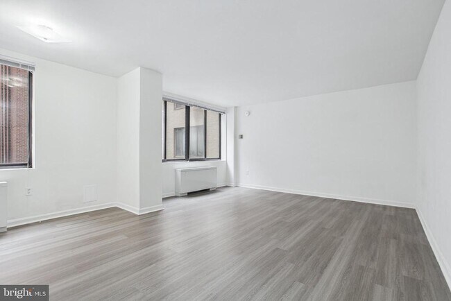 Building Photo - 522 21st St NW