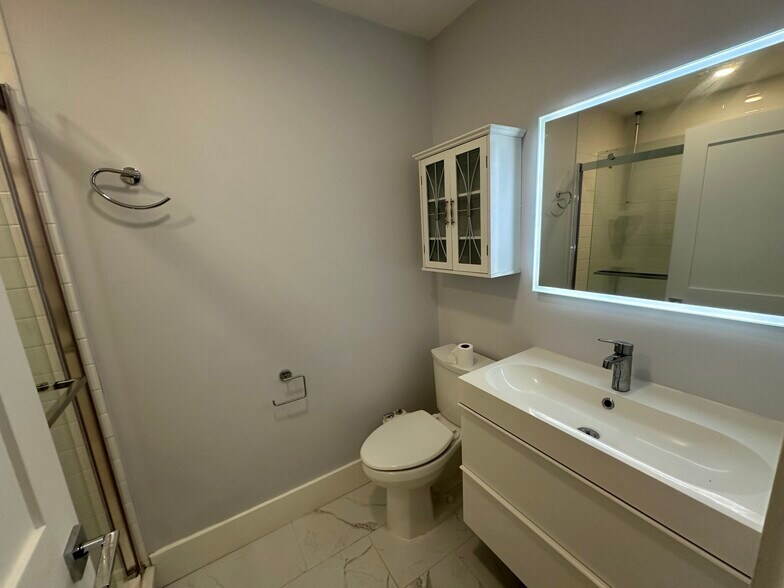 Building Photo - 326 Chelsea St